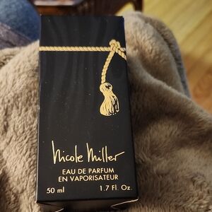 EAU DE PARFUM EN VAPORISATEUR 50 MIL/ 1.7 FL OZ